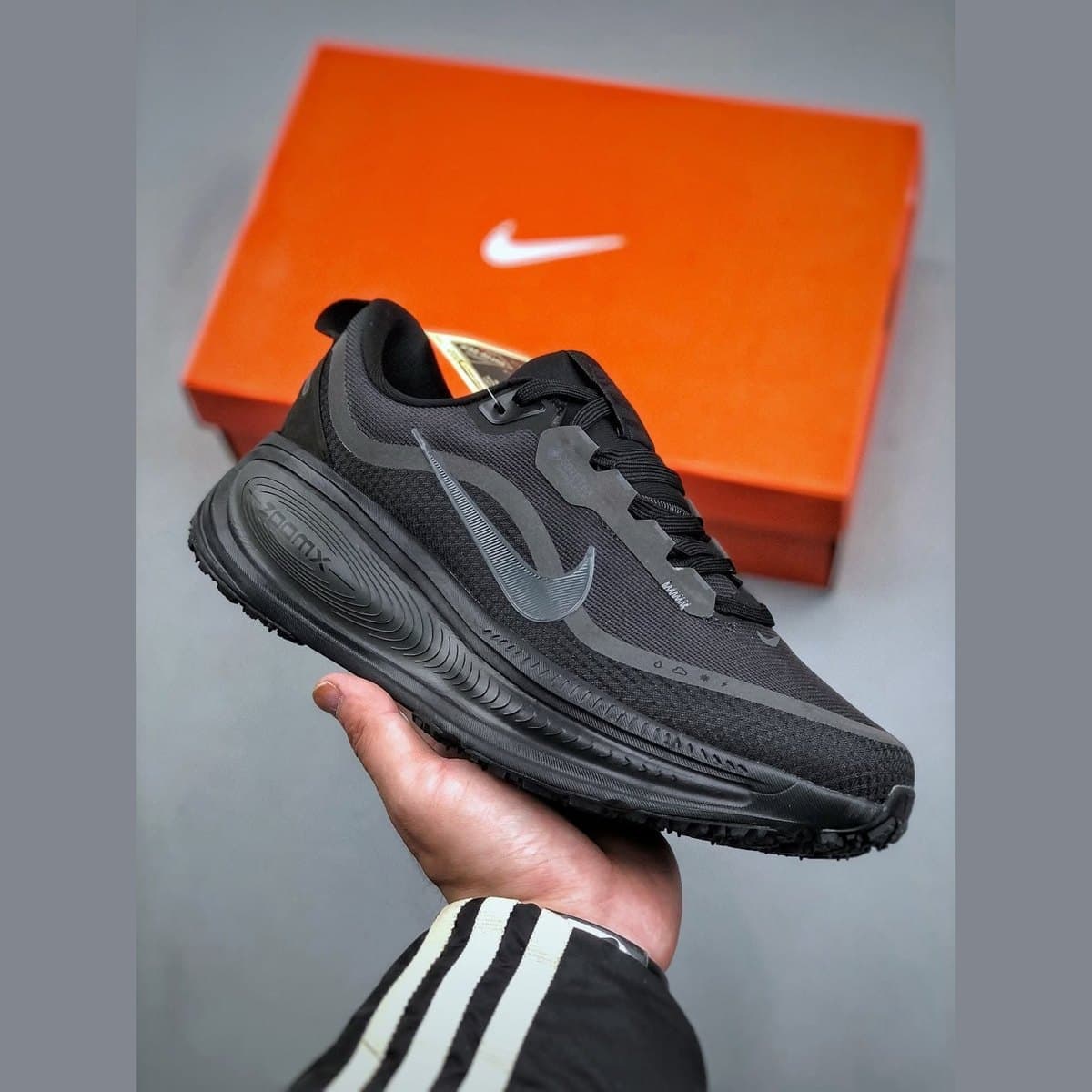 Vomero 18 GORE-TEX in Black / Anthracite